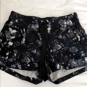 COPY - Lululemon run times / hot shorts tie dye s…